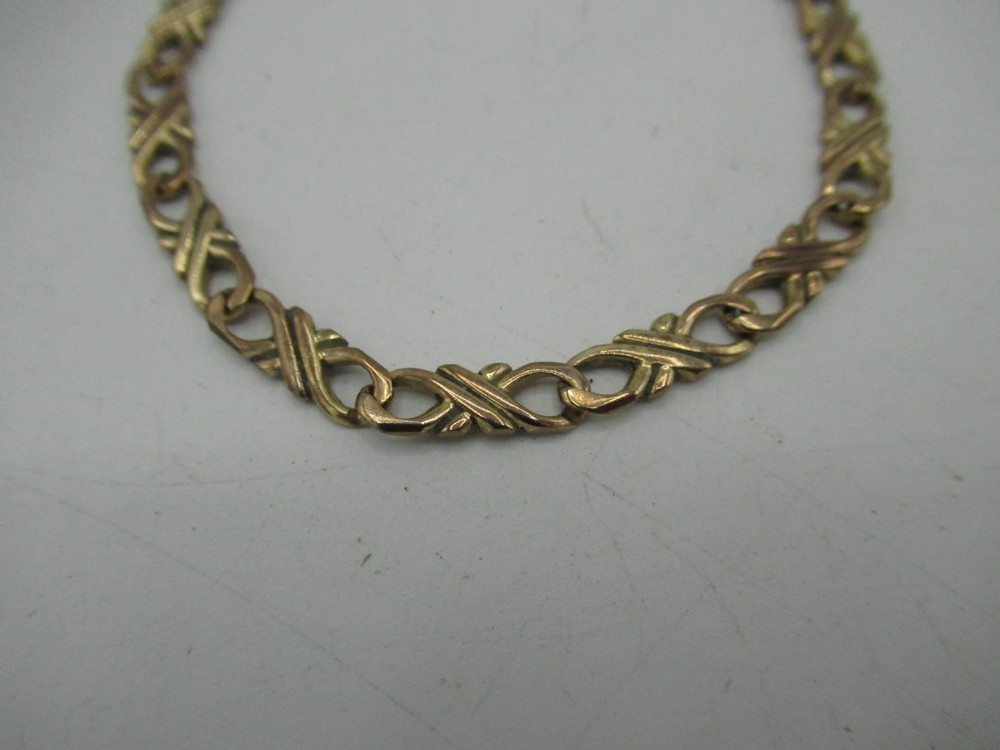 9ct gold flat figure of eight chain bracelet with lobster claw clasp L19.5, 10g - Image 2 of 2