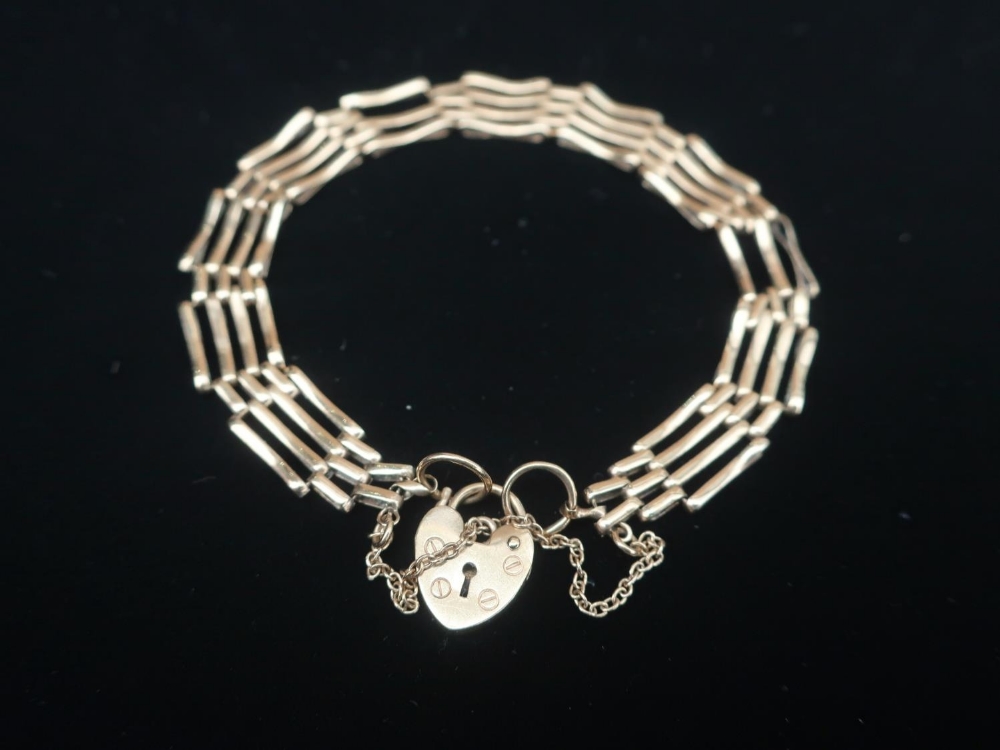 Hallmarked 9ct gold 4 bar gate bracelet with safety chain and heart padlock clasp stamped 375 6.