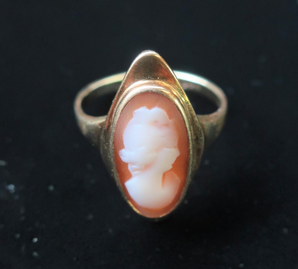 Hallmarked 9ct gold cameo ring Size P, gross 4g