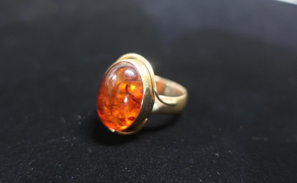 Hallmarked 9ct gold and Amber ring Size O gross 6.5g