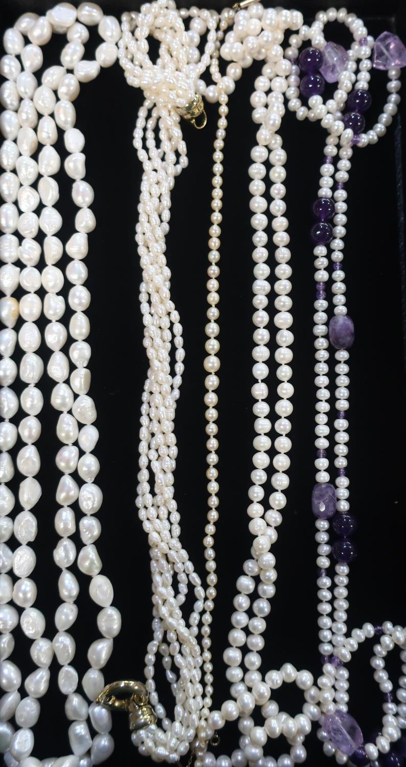 Collection of pearl necklaces including different styles and a simulated pearl necklace with - Image 2 of 2