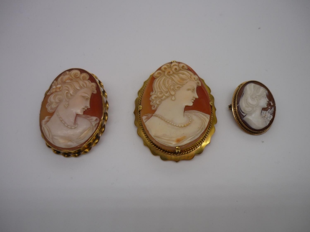 Three 9ct gold hallmarked oval Cameo brooches, 5cm max (3)