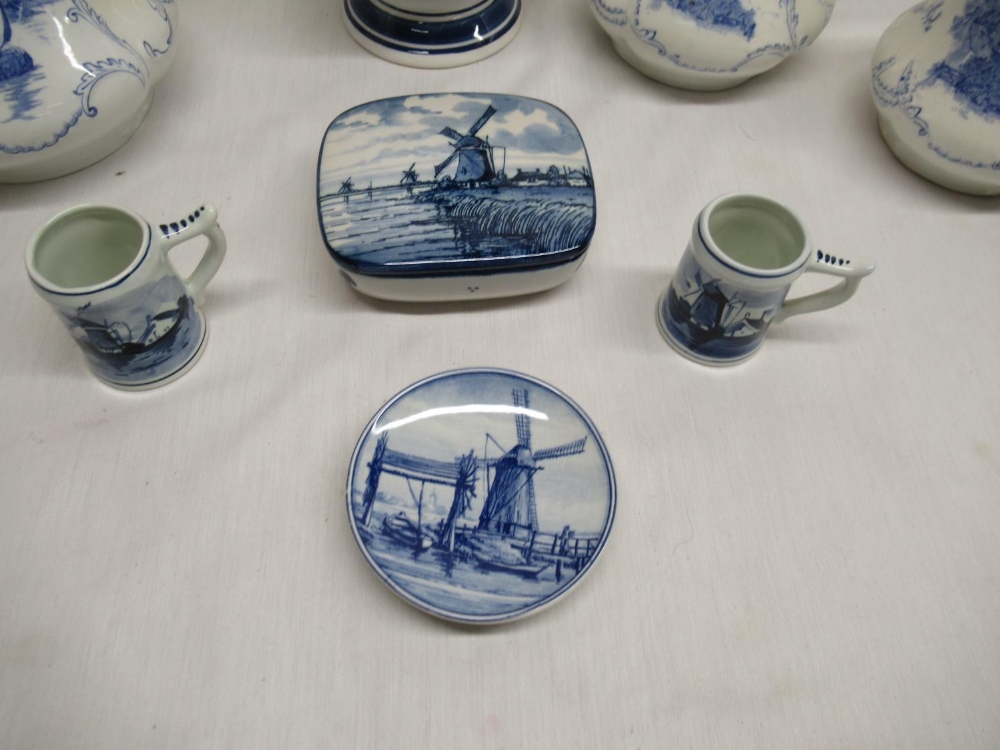 Delft ware jugs, miniature mugs, butter dish and saucer etc (8) - Bild 2 aus 4