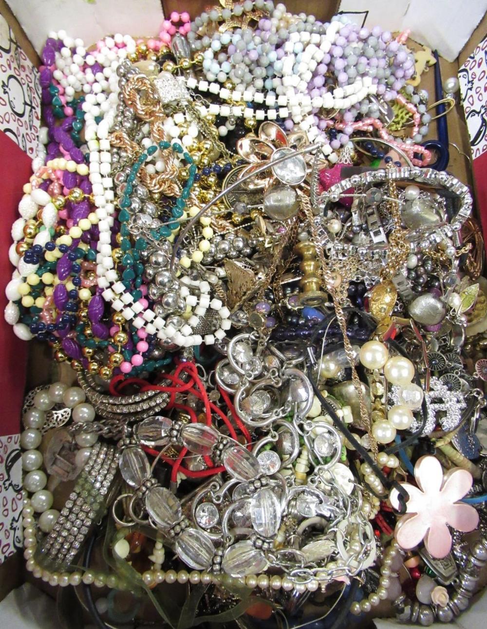 Costume jewellery including broaches, necklaces, bangles (qty)