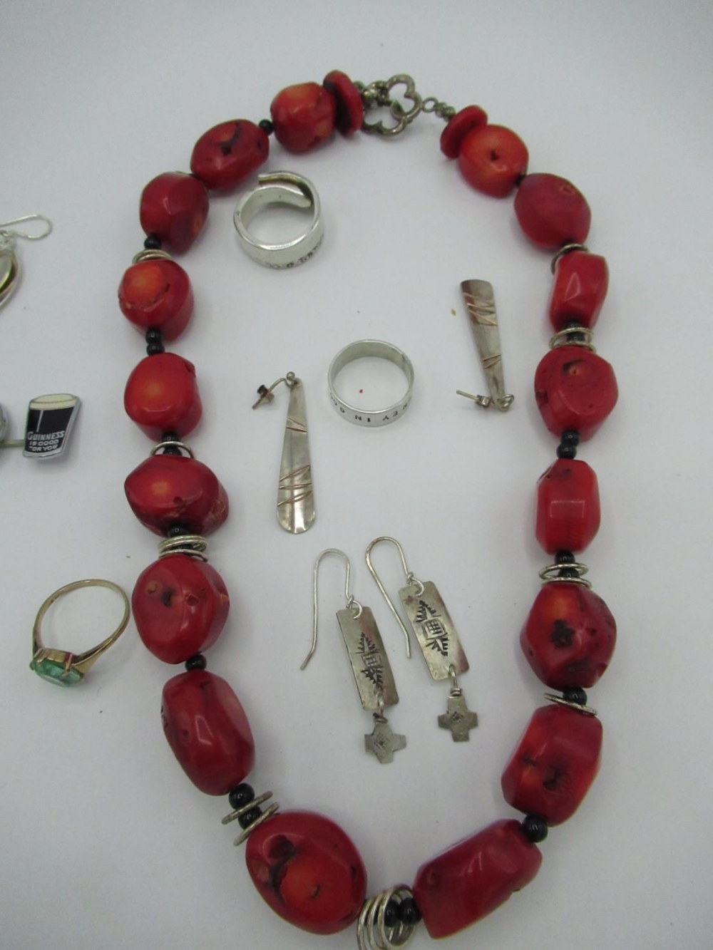 Collection of jewellery, including a pair of Sterling silver drop pendant earrings in the form of - Image 3 of 5