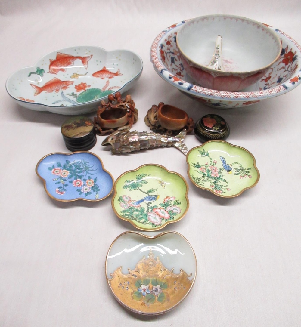 Pair of Chinese trinket dishes decorated with exotic birds and flowers set in mottled green ground