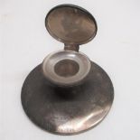 Geo.V hallmarked silver capstan ink well, by Walker & Hall Sheffield 1918, lacks glass liner D4.5cm