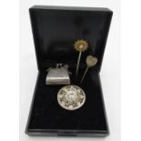Filigree white metal brooch, miniature white metal handbag and two stick pins (4)