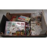 Collection of assorted cigarette and football cards