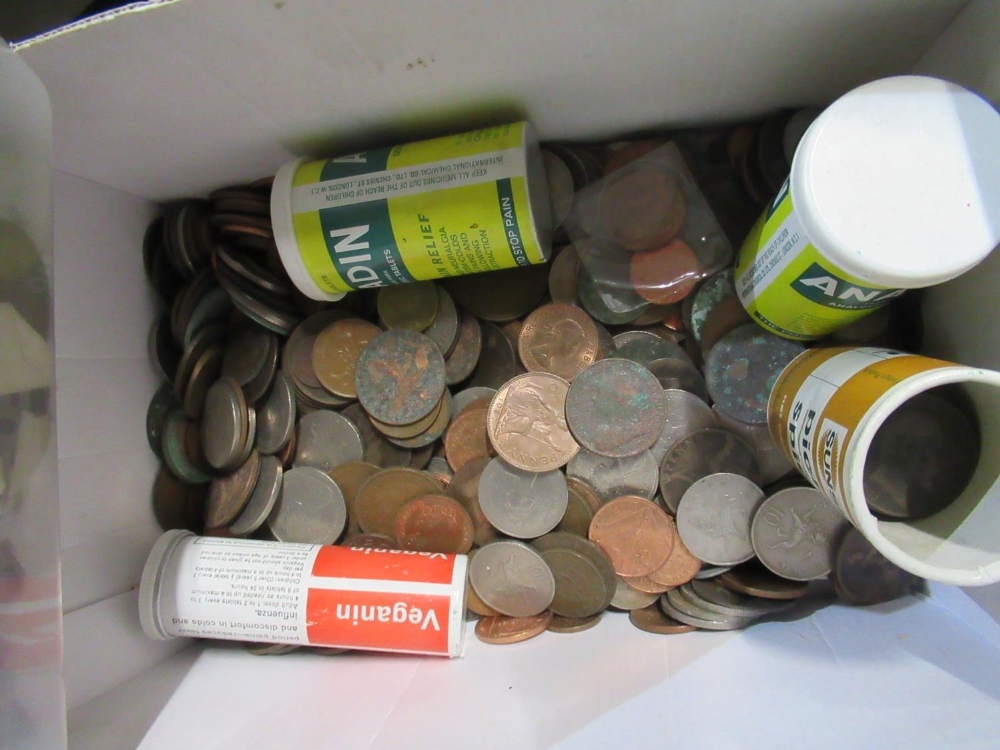 Decimal and pre-decimal British coinage including Edwardian and Victorian pennies (2 boxes) - Image 3 of 9