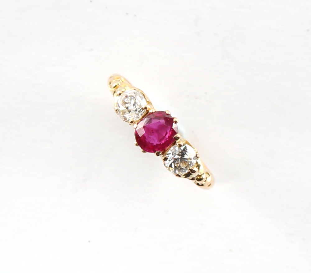 An Edwardian 18ct yellow gold ruby & diamond three stone ring, the centre oval cushion cut ruby - Image 2 of 2