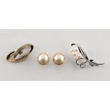 A pair of 14ct yellow gold mabe pearl earrings, with clip & post fastenings, each approximately 15mm