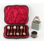 An Edwardian cased set of six silver teaspoons, London 1905; together with two silver napkin