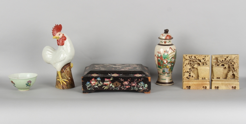 Property of a gentleman - a box containing assorted oriental items including a Chinese porcelain