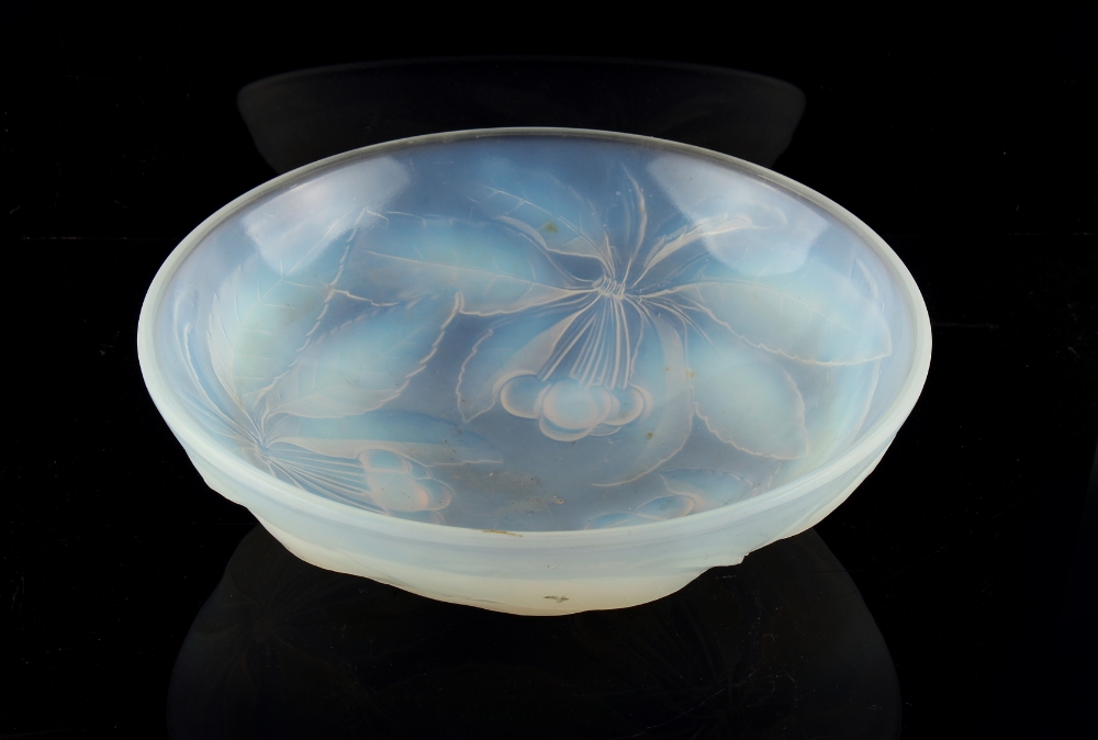 Property of a lady - an Art Deco G. Vallon opalescent glass bowl, with moulded cherries - Image 2 of 2