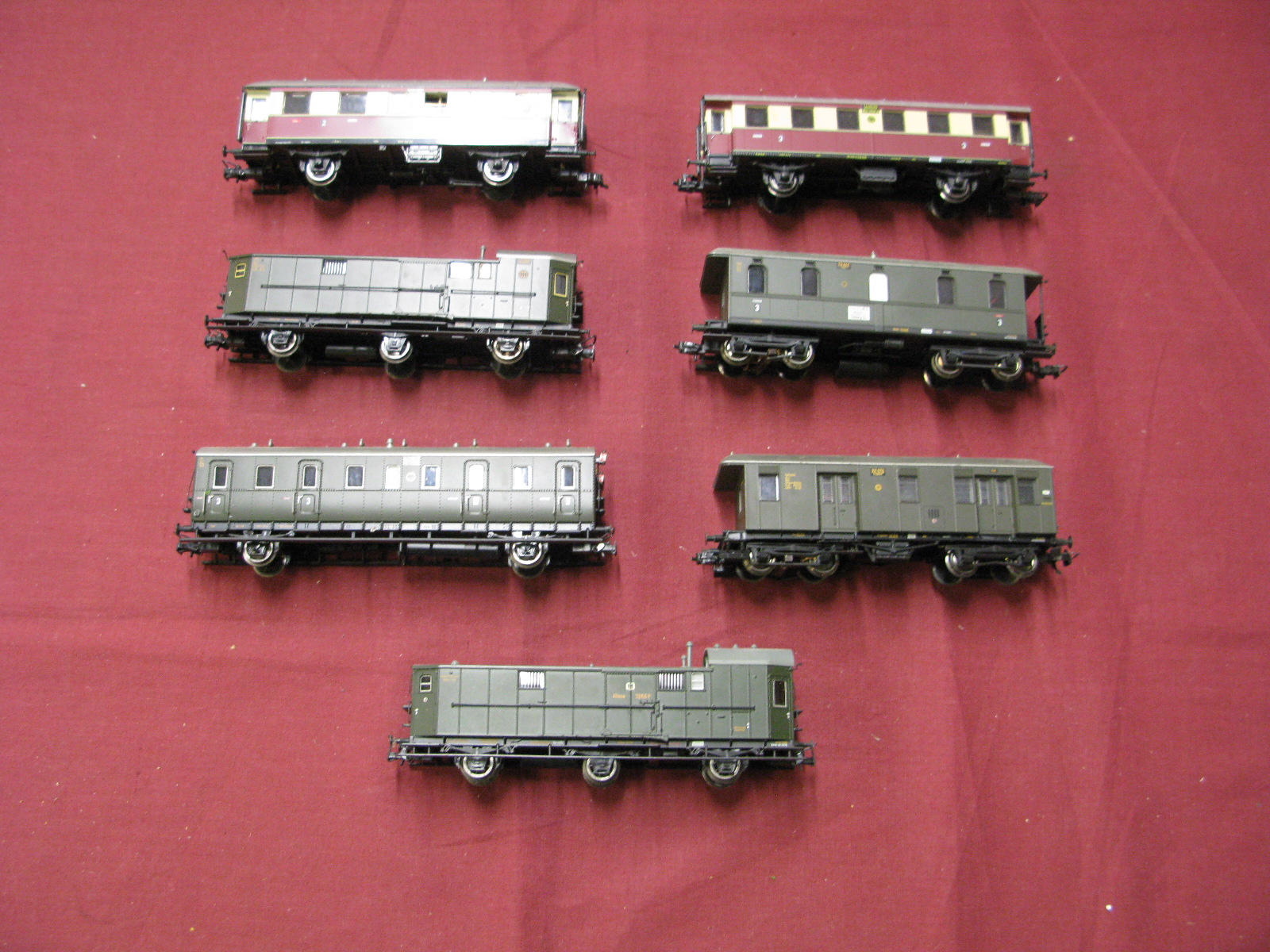 Seven"HO" Gauge Outline German Rolling Stock Items, 4, 6 and 8 wheel variants, both green, crimson