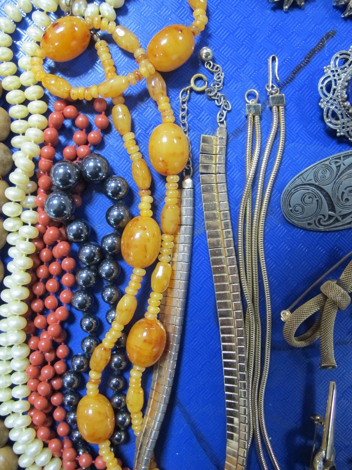 A Mixed Lot of Assorted Costume Jewellery, bead necklaces, imitation pearl beads, a gilt coloured - Image 4 of 5