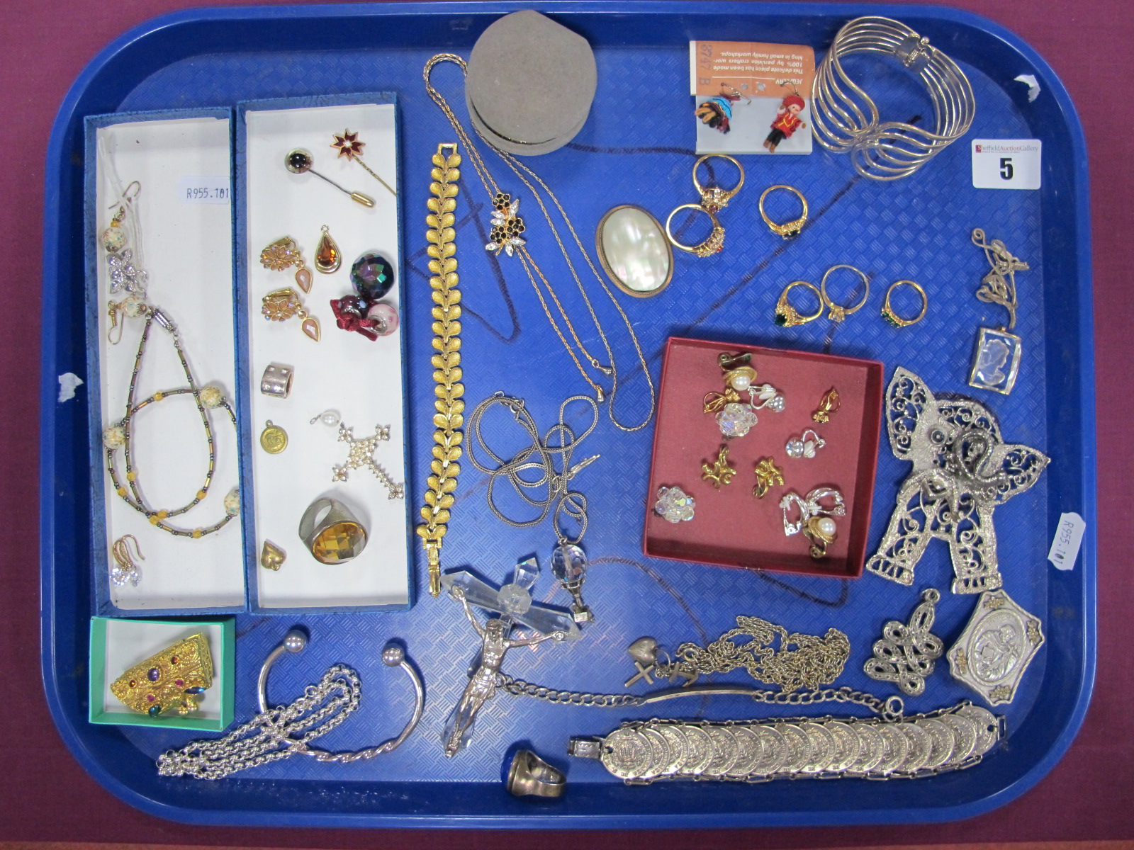 A Mixed Lot of Assorted Costume Jewellery, including assorted rings, novelty hot air balloon pendant