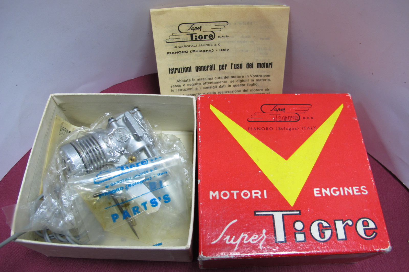 A Super Tigre (Bologna-Italy) Type 015 F1 RC Model Aero Engine, accompanied by literature, boxed.