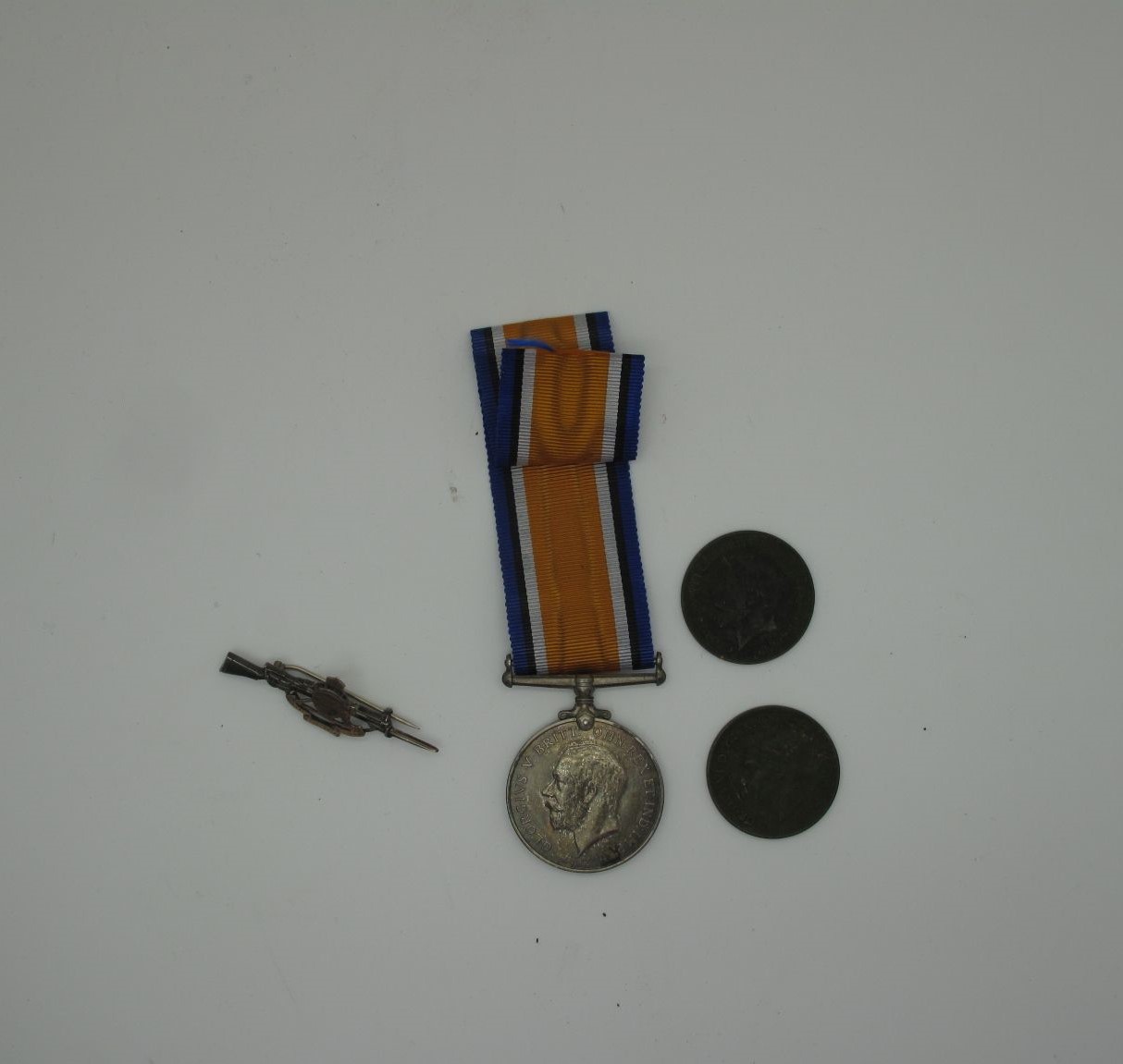 A WWI War Medal, to 100623 Gnr A. Oakes Royal Artillery, a Royal Artillery sweetheart badge and