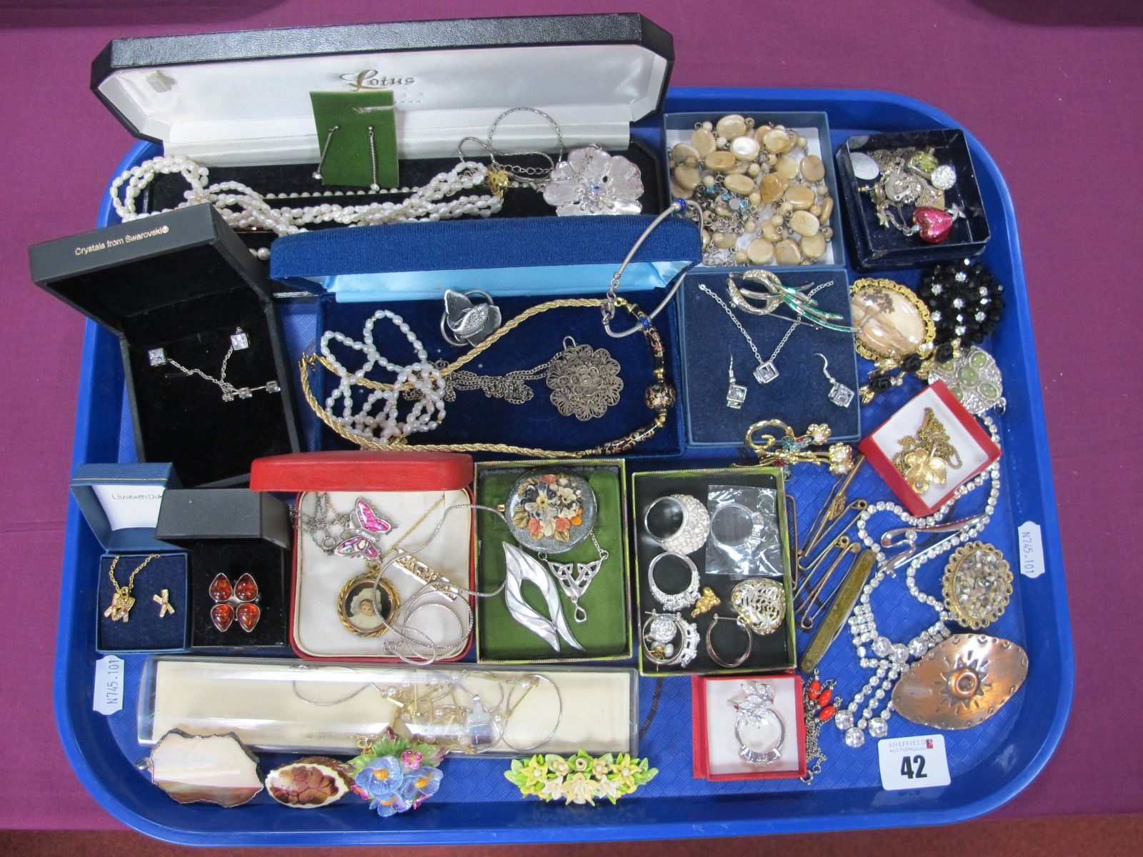 A Mixed Lot of Assorted Costume Jewellery, including dress rings, brooches, bar brooches, fresh