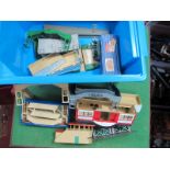 A quantity of Hornby Dublo D1 Items, through station, signal box's, footbridge's etc, playworn (8)