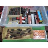 Forty Plus Items of Unboxed 'HO' Gauge U.S.A Outline Rolling Stock, carboose, box vans, ore