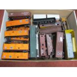 Twenty Five Items of 'HO' Gauge U.S.A Outline Unboxed Rolling Stock, caboose, box vans, ore wagons