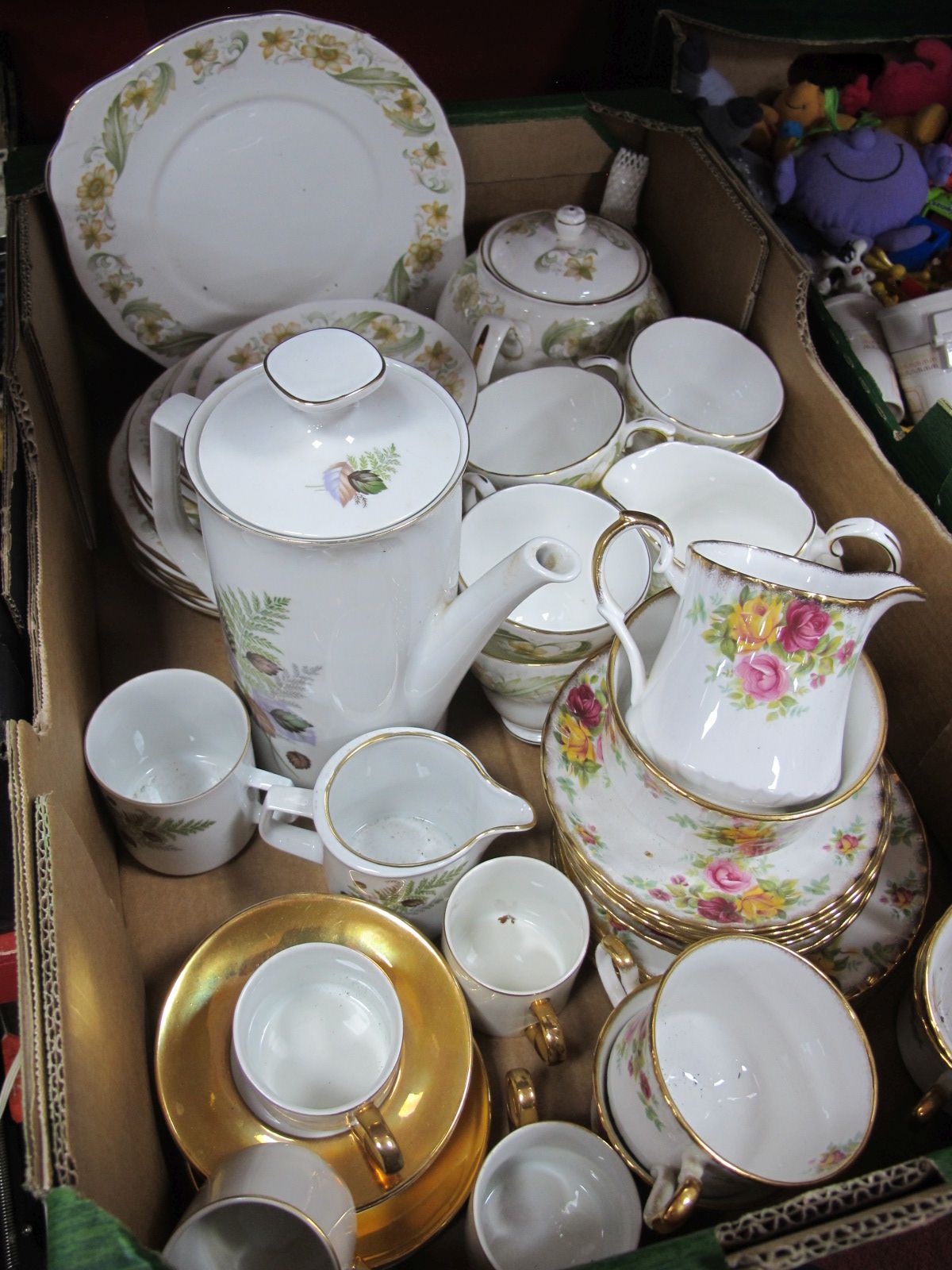 Royal Stafford 'Bouquet' Tea Ware, of eighteen pieces, Duchess Greensleeves (28), Winterling