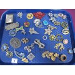 A Mixed Lot of Assorted Costume Brooches :- One Tray