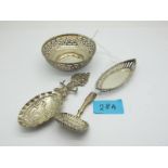 A Hallmarked Silver Caddy Spoon, I.T(?), Birmingham 1822, the rounded rectangular bowl detailed with