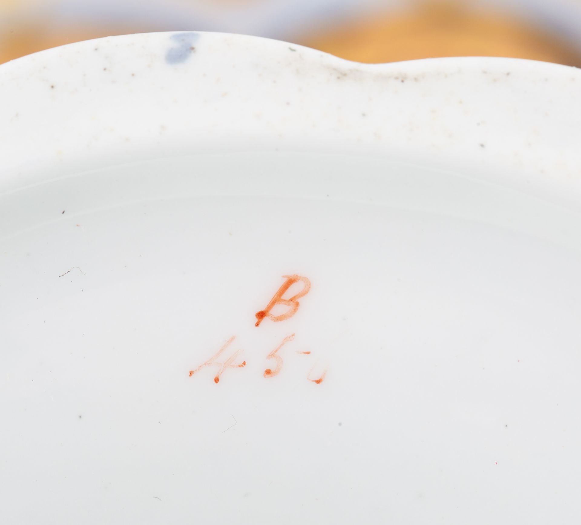 A BRITISH PORCELAIN CAKE STAND, 19TH CENTURY - Image 2 of 2