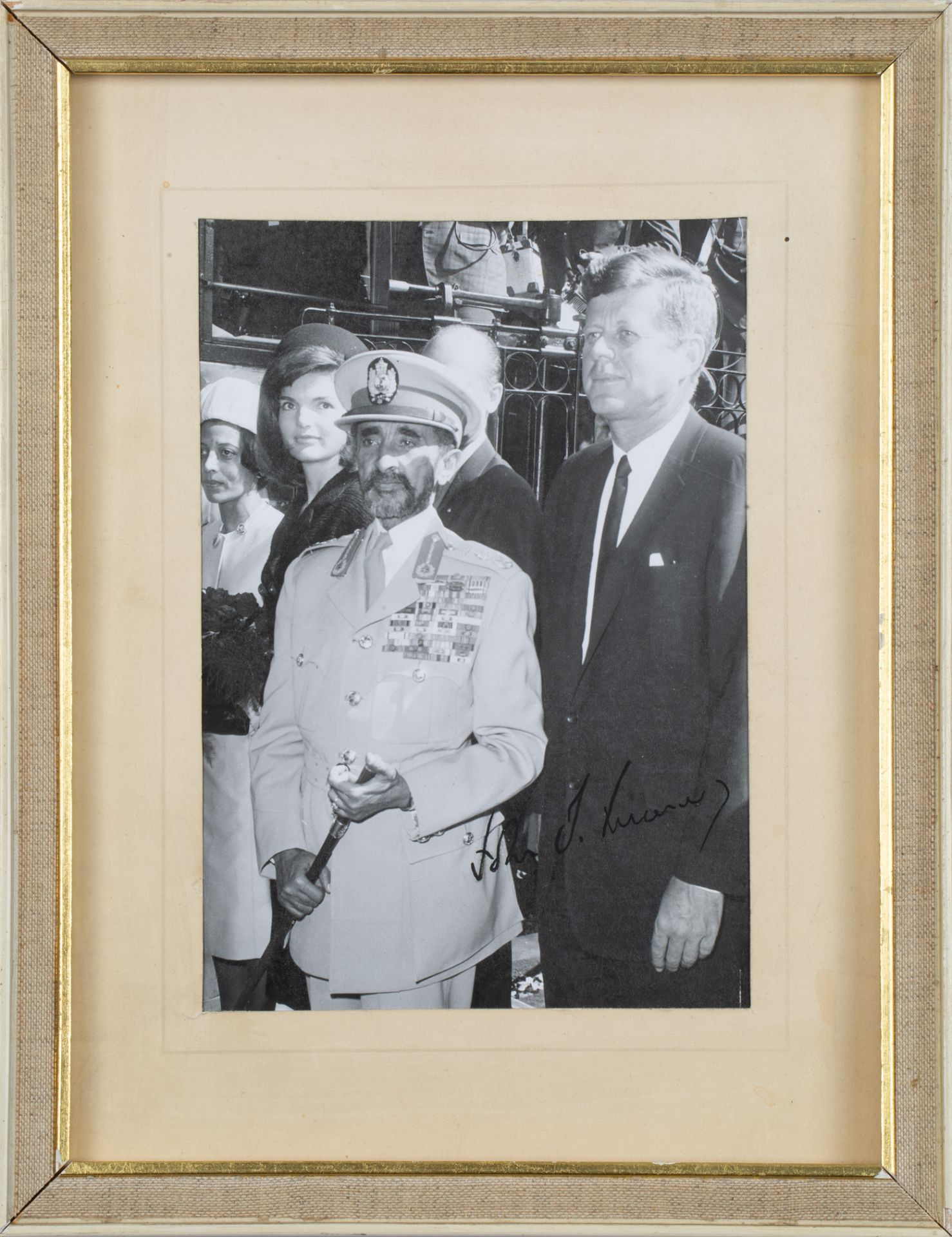 [JFK] A SIGNED VINTAGE PHOTOGRAPH OF JACKIE AND JOHN F. KENNEDY AND HAILE SELASSIE, 1963 - Image 2 of 3