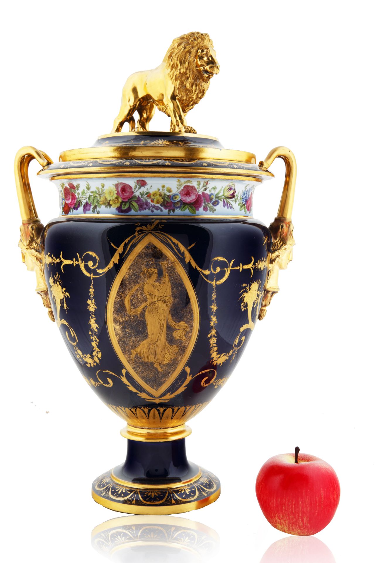 A LIKELY SEVRES PORCELAIN COVERED URN - Image 5 of 5