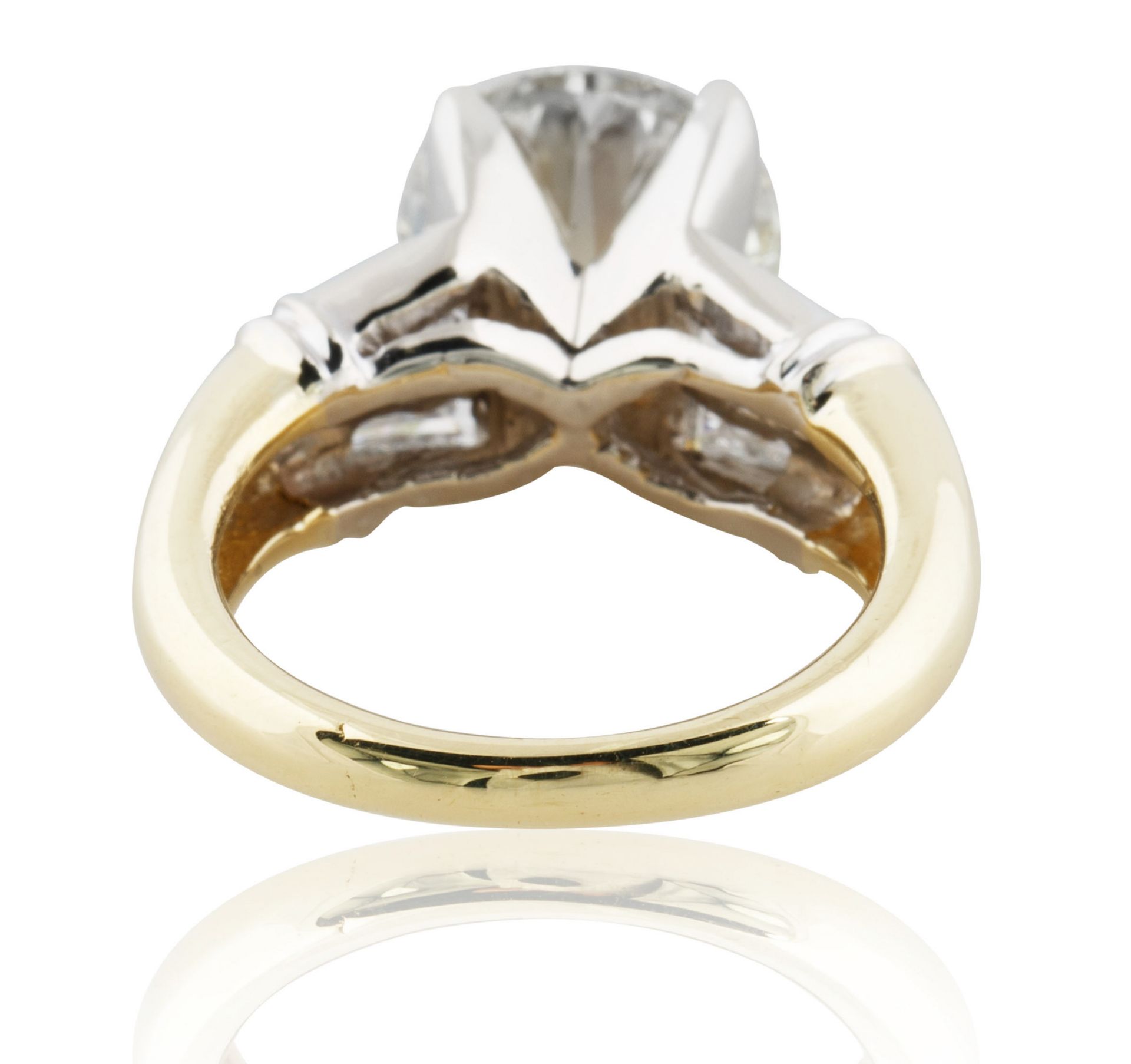 A 4.30 CT BRILLIANT ROUND CUT DIAMOND RING SET IN 18KT GOLD BAND - Image 3 of 7
