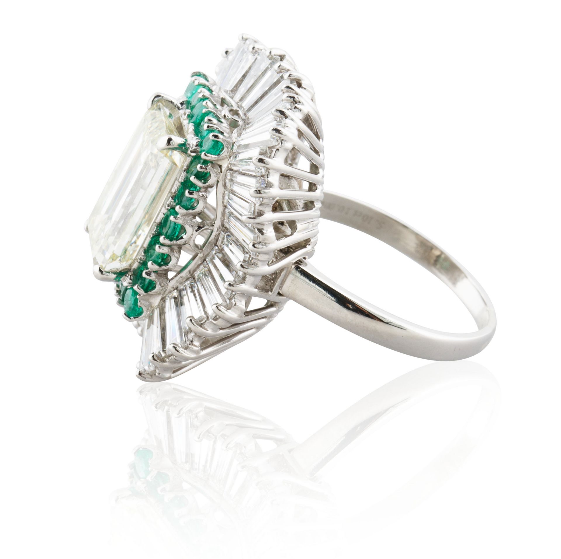 A 5.03 CT EMERALD CUT DIAMOND RING IN A BALLERINA SETTING - Image 2 of 7