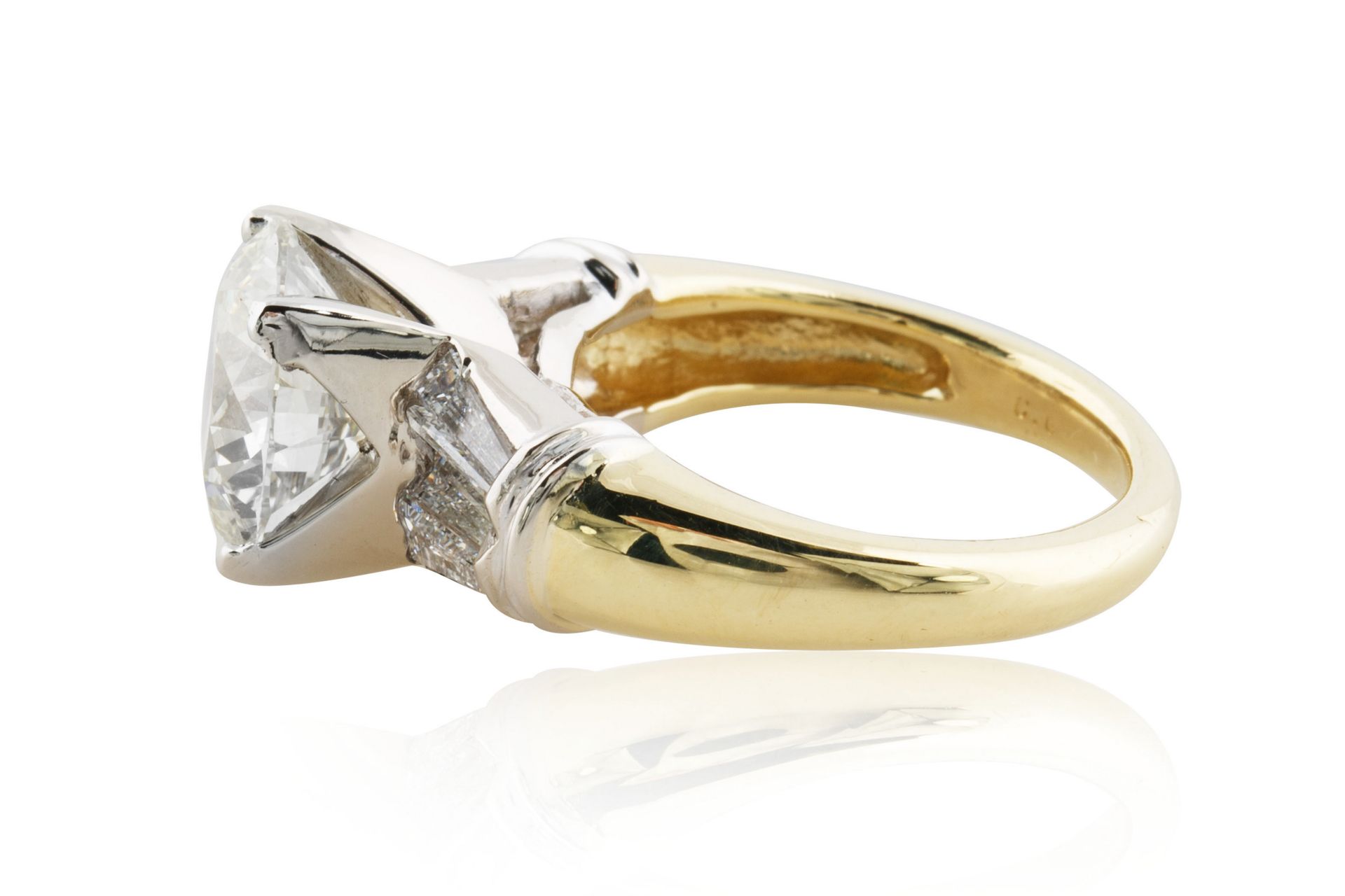 A 4.30 CT BRILLIANT ROUND CUT DIAMOND RING SET IN 18KT GOLD BAND - Image 2 of 7