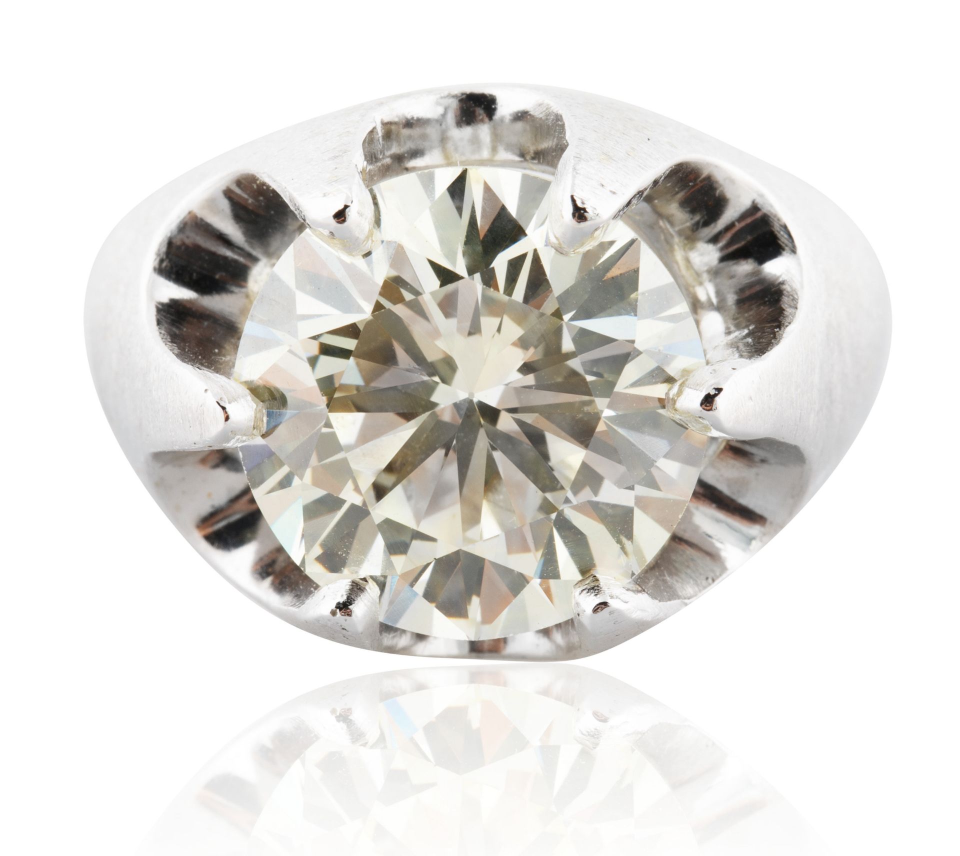 A 8.95 CT ROUND BRILLIANT CUT DIAMOND RING