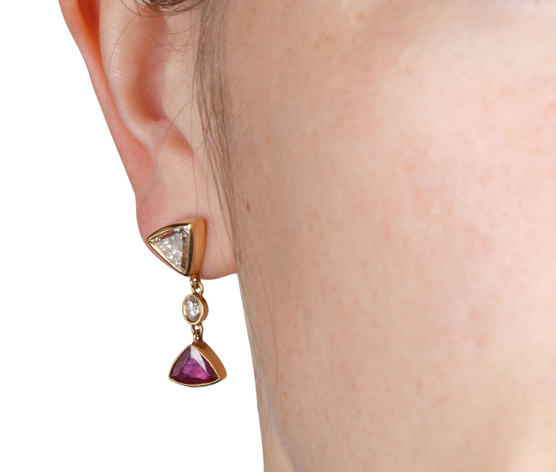 A PAIR OF DIAMOND, RUBY AND GOLD EARRINGS - Image 4 of 4