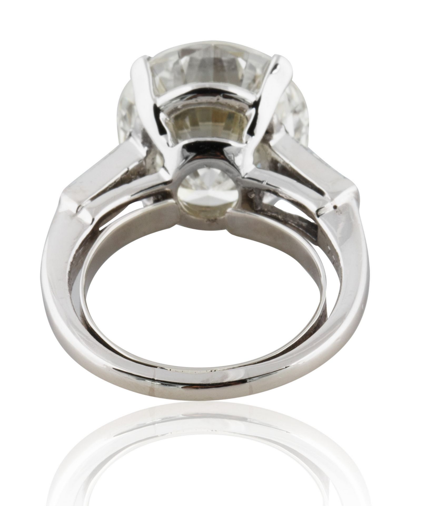 A 7.36 CT ROUND BRILLIANT AND TRAPEZOID DIAMOND RING - Image 3 of 6