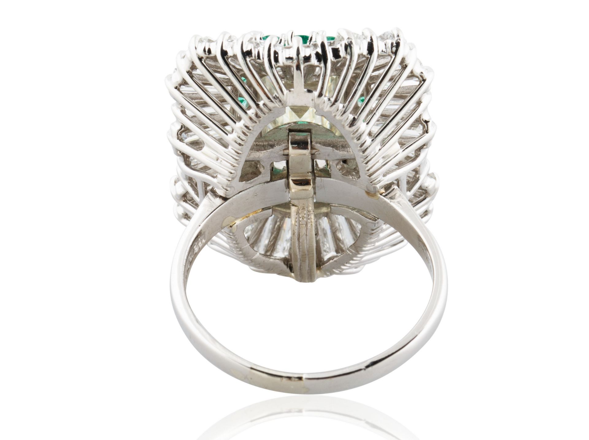 A 5.03 CT EMERALD CUT DIAMOND RING IN A BALLERINA SETTING - Image 3 of 7