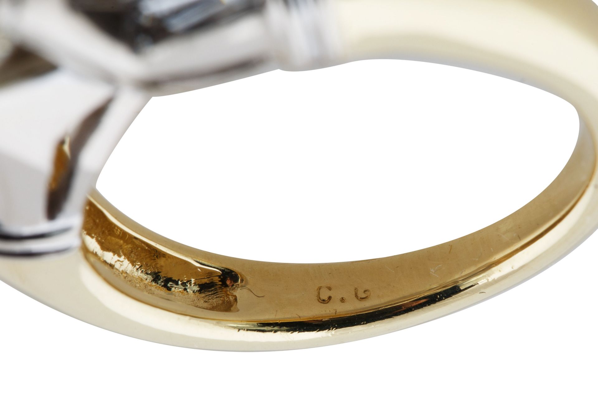 A 4.30 CT BRILLIANT ROUND CUT DIAMOND RING SET IN 18KT GOLD BAND - Bild 5 aus 7