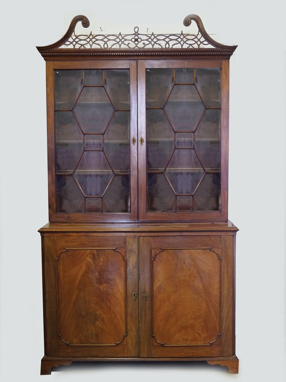 18TH-CENTURY MAHOGANY CHIPPENDALE BOOKCASE