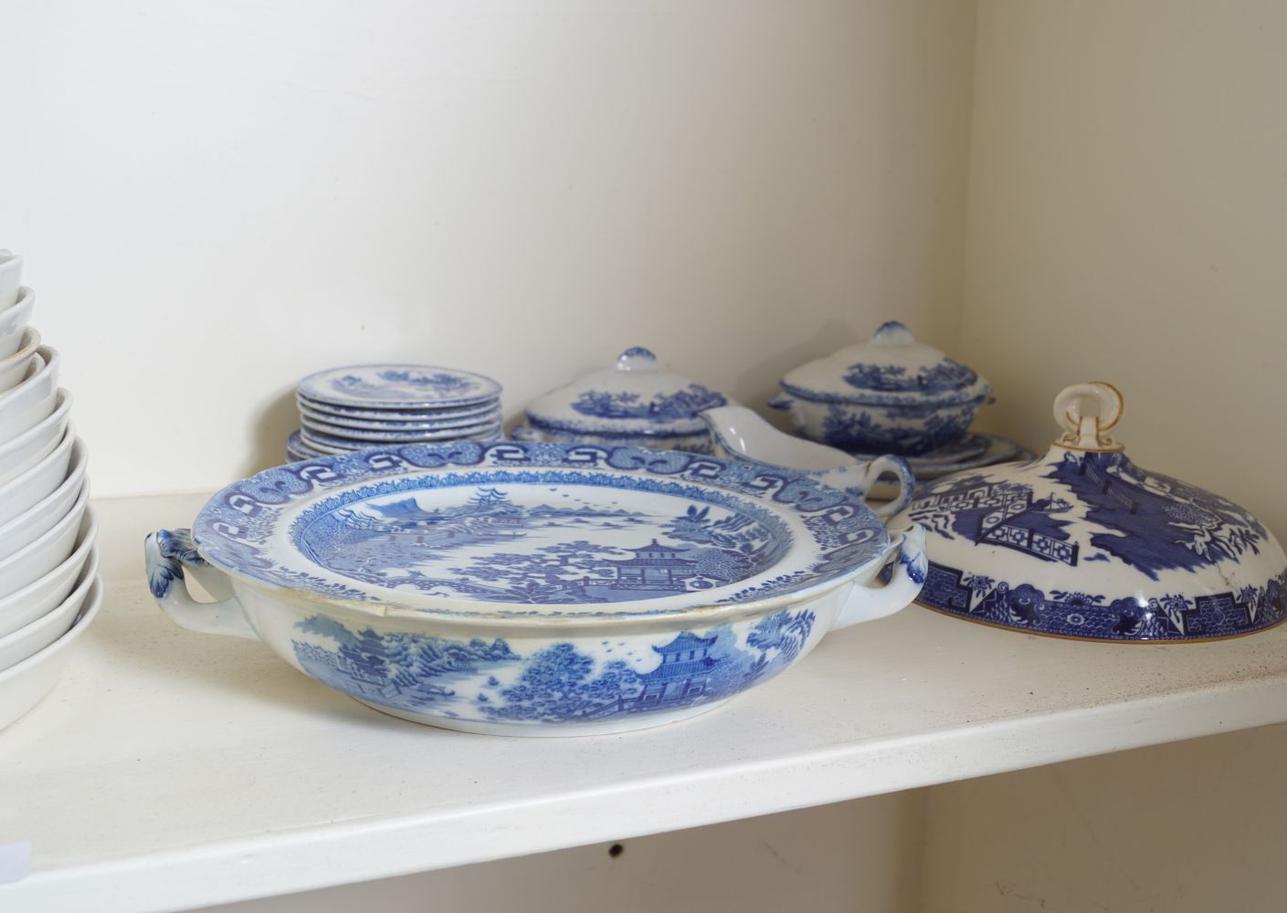LOT OF BLUE AND WHITE PLATES - Image 5 of 5