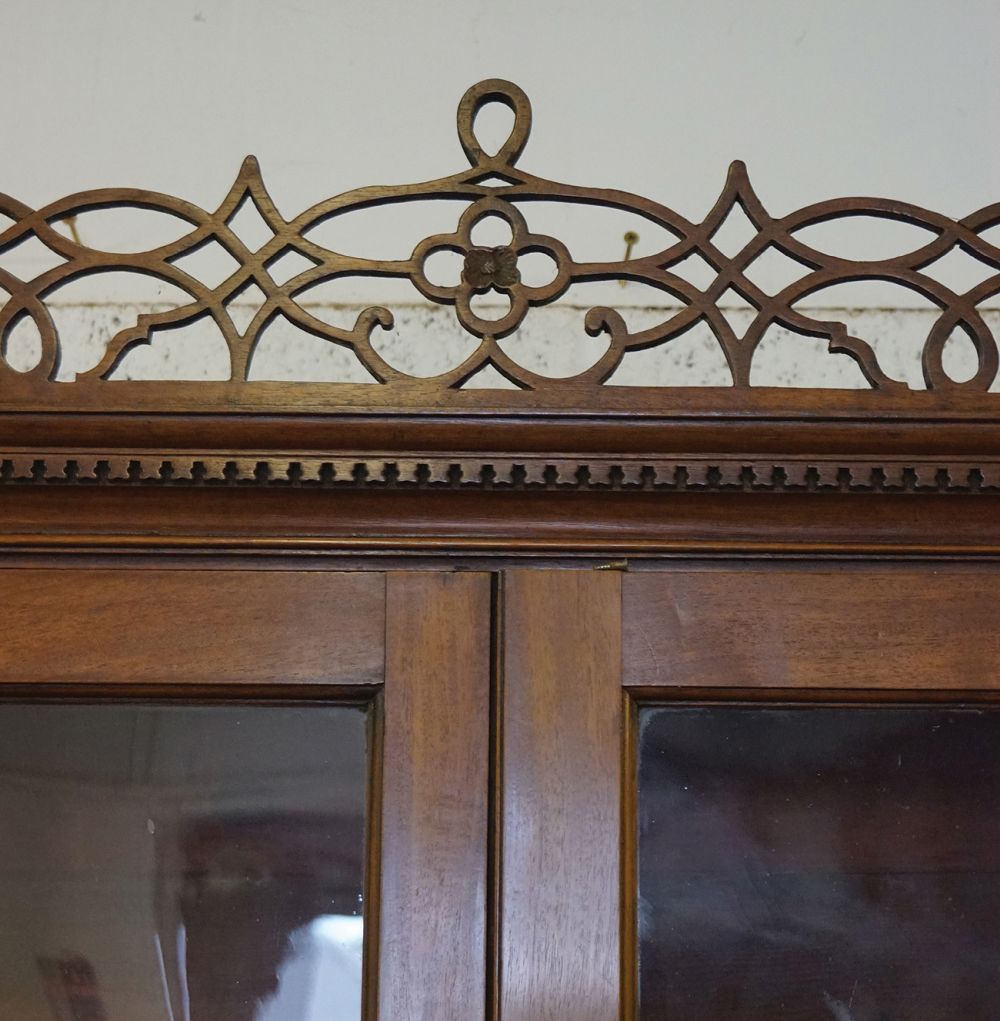 18TH-CENTURY MAHOGANY CHIPPENDALE BOOKCASE - Image 2 of 2