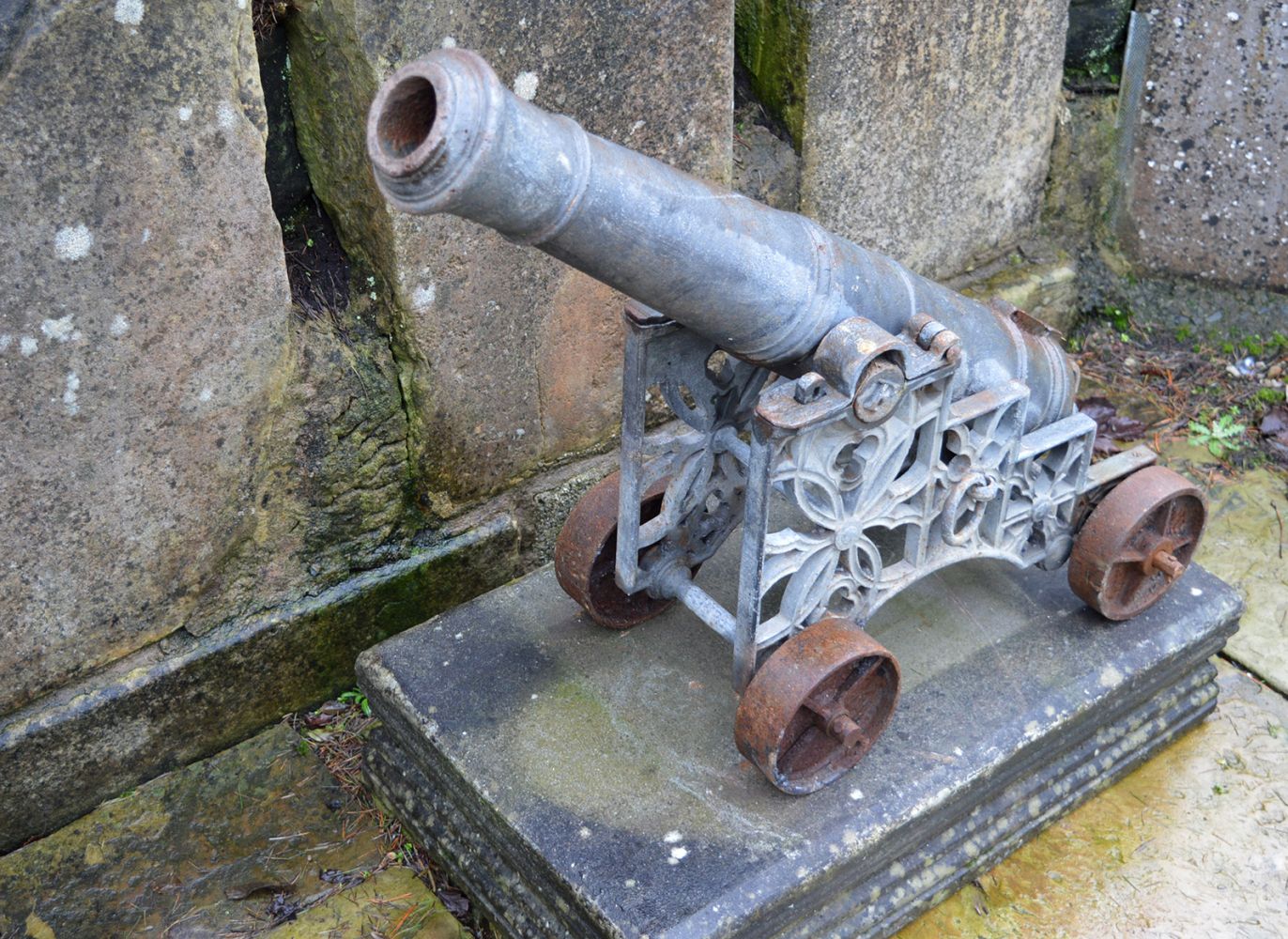 PAIR OF 19TH-CENTURY CAST IRON CANONS - Image 2 of 5
