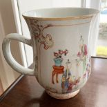 18TH-CENTURY CHINESE FAMILLE ROSE MUG