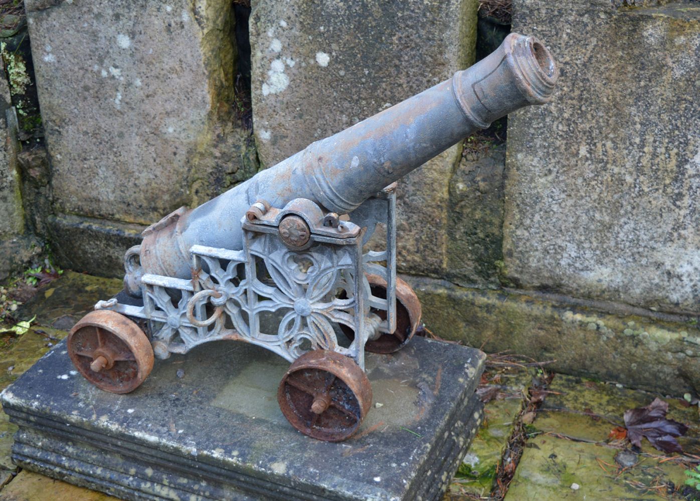 PAIR OF 19TH-CENTURY CAST IRON CANONS - Image 5 of 5