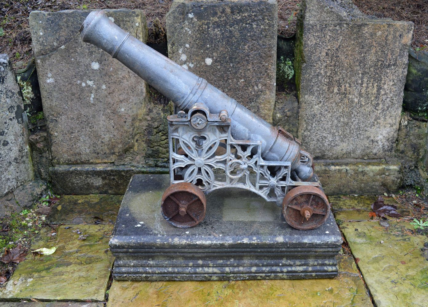 PAIR OF 19TH-CENTURY CAST IRON CANONS