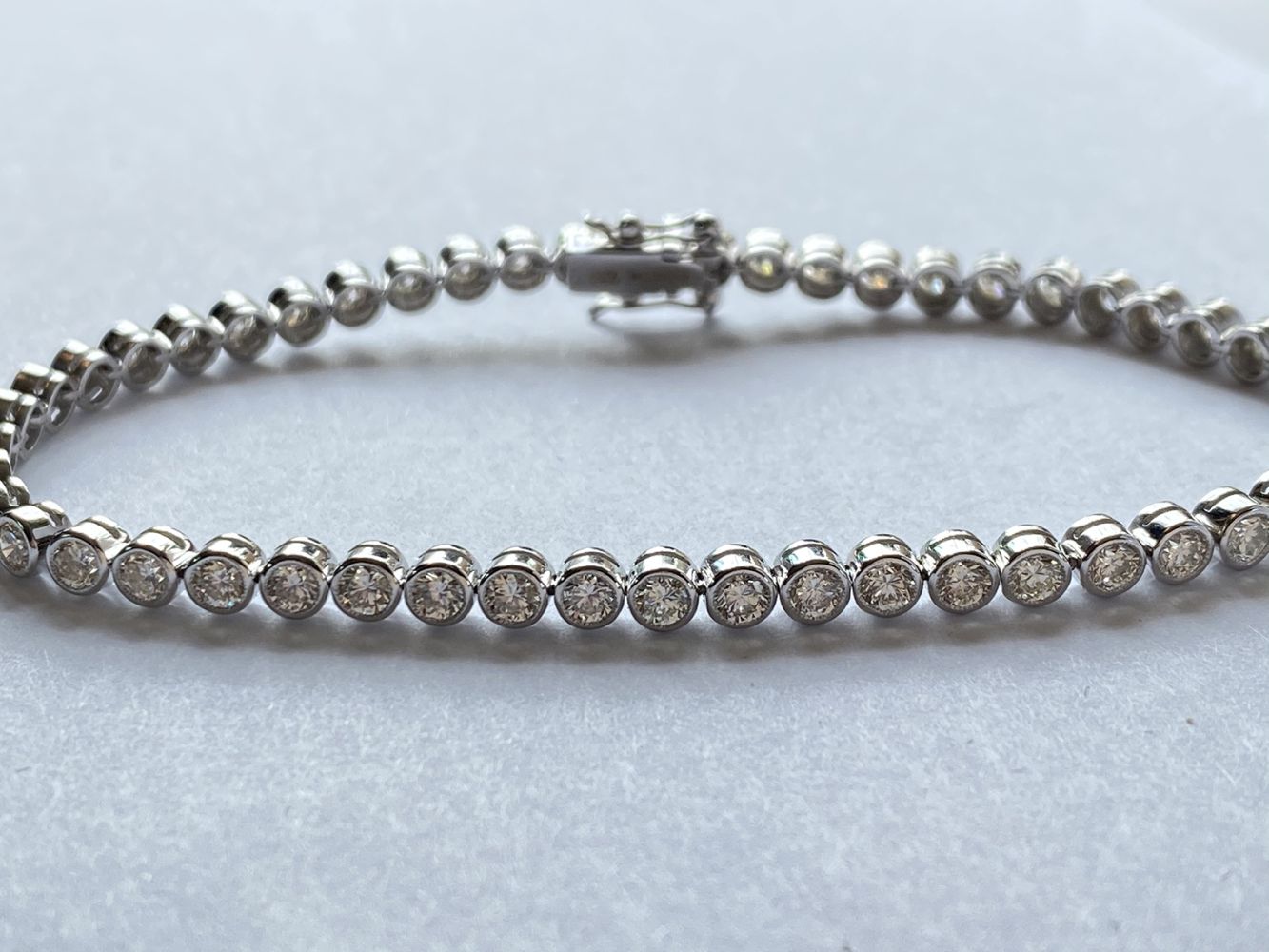 RUB OVER SET DIAMOND TENNIS BRACELET - Image 4 of 9